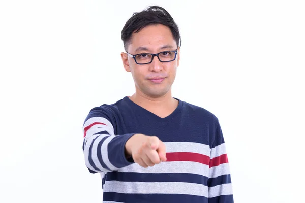 Японский хипстер в очках, указывающий на камеру — стоковое фото
