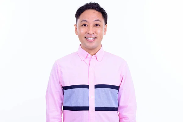 Retrato de homem de negócios japonês feliz com a camisa rosa sorrindo — Fotografia de Stock