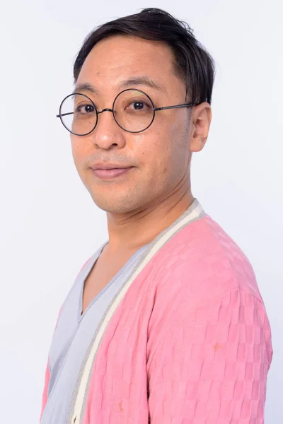 Visão de perfil de close-up do homem japonês com óculos olhando para a câmera — Fotografia de Stock