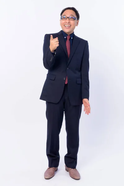Helkroppsbild av glad japansk affärsman i kostym pekar finger — Stockfoto