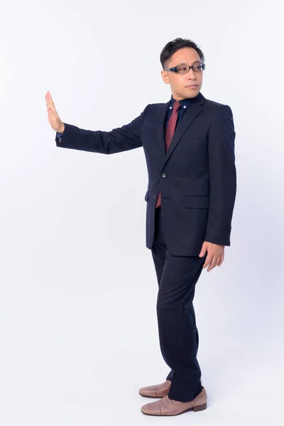 Повний кадр японського бізнесмена, що показує стоп жест і відводить погляд. — стокове фото