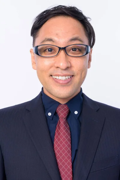 Gesicht eines glücklichen japanischen Geschäftsmannes im Anzug lächelnd — Stockfoto