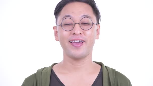 Visage d'homme japonais heureux avec des lunettes souriant — Video