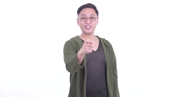Feliz hombre japonés con gafas apuntando a la cámara — Vídeo de stock