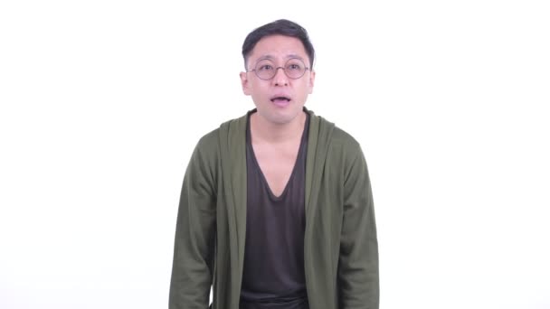 Стрессовый японский мужчина в очках получает плохие новости — стоковое видео
