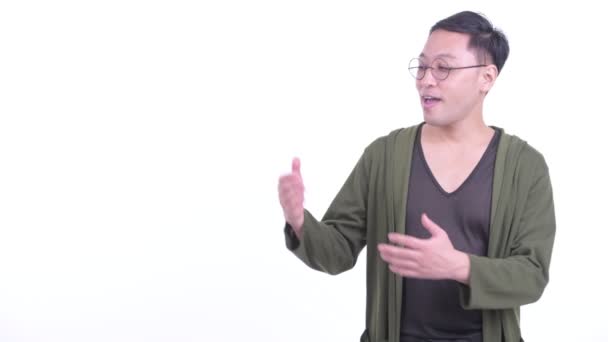 Boldog japán ember szemüveges mutat valamit — Stock videók