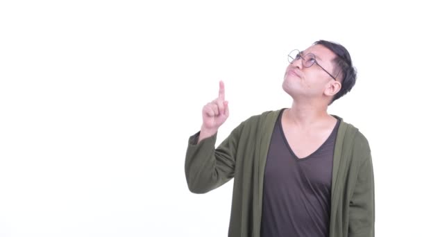 Stressed Japanese man with eyeglasses pointing up — стокове відео