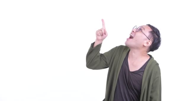 Happy Japanese man with eyeglasses pointing up and looking excited — Stok video