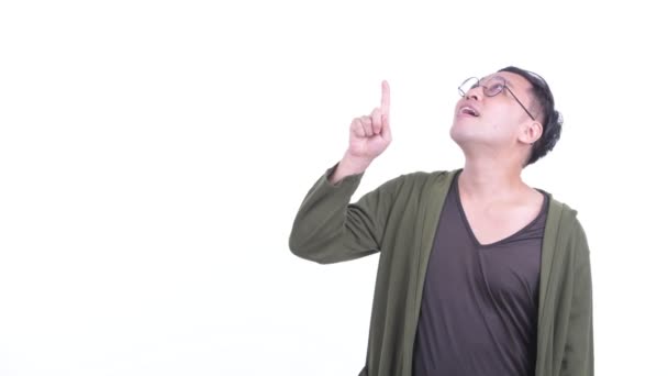 眼鏡をかけた幸せな日本人男性が指差しながら話す — ストック動画