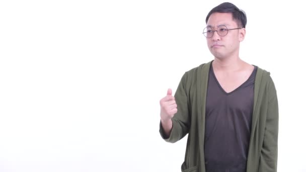 Підкреслив японський людина з окулярів клацаючи пальцями і даючи великі пальці вниз — стокове відео