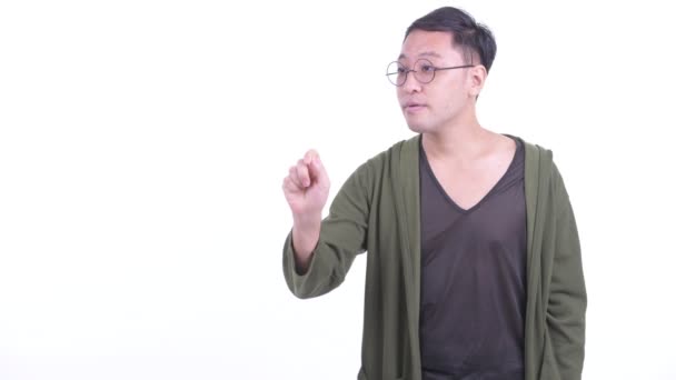 Ευτυχισμένος Ιαπωνικά άνθρωπος με γυαλιά αγγίζοντας κάτι και αναζητούν ενθουσιασμένος — Αρχείο Βίντεο