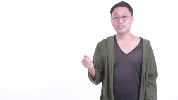 Ευτυχισμένος Ιαπωνικά άνθρωπος με γυαλιά αγγίζει κάτι και μιλάει — Αρχείο Βίντεο