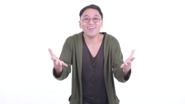 Podekscytowany japoński człowiek z okularami przesłuchuje — Wideo stockowe
