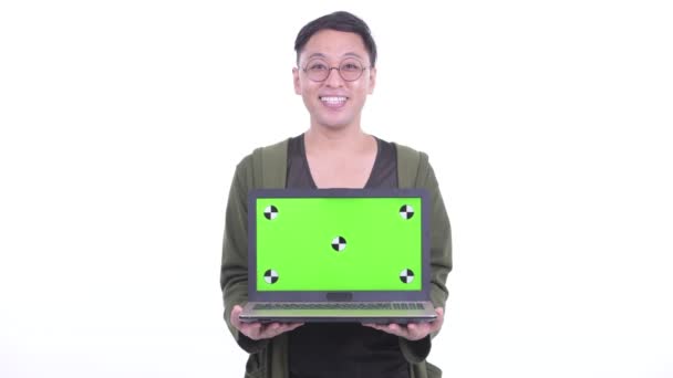 Glücklicher Japaner mit Brille spricht, während er Laptop zeigt — Stockvideo