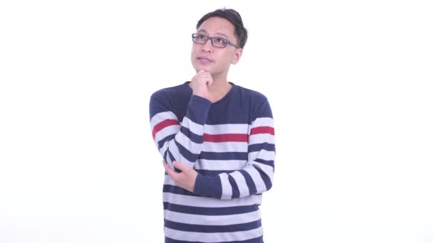 Gelukkig japans hipster man denken en kijken omhoog — Stockvideo
