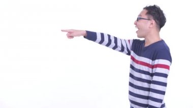 Gözlüklü işaret parmağı ile mutlu Japon hipster adam Profil görünümü