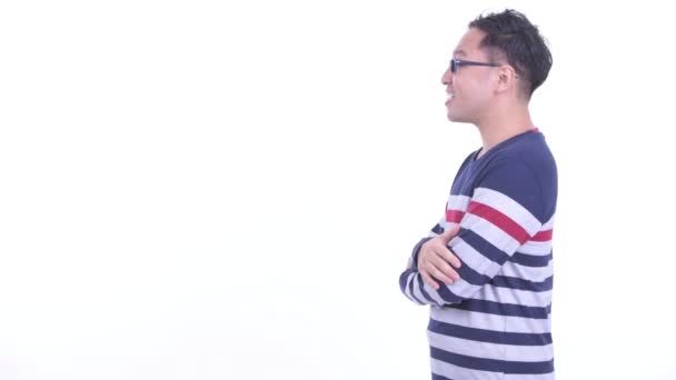 Vue du profil de heureux Japonais hipster homme avec des lunettes parler — Video