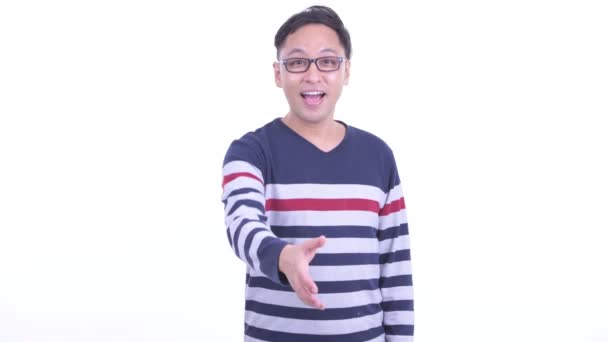 Šťastný Japonec alternativců s brýlemi, který dává ruku — Stock video