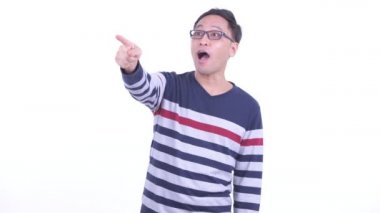 Mutlu Japon hipster adam işaret parmak ve şaşırmış görünümlü
