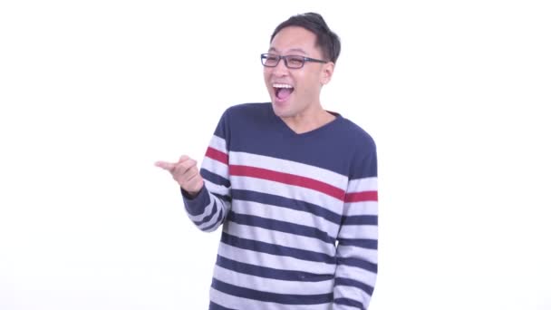 Счастливый японский хипстер смотрит вокруг и чувствует волнение — стоковое видео