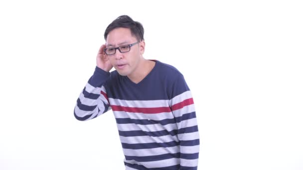 Gestresster japanischer Hipster hört zu und bekommt schlechte Nachrichten — Stockvideo