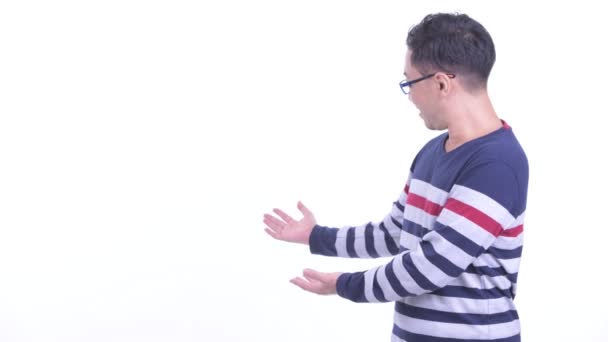 Lycklig japansk hipster man visar till ryggen — Stockvideo