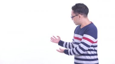 Mutlu Japon hipster adam arkaya gösterirken konuşuyor