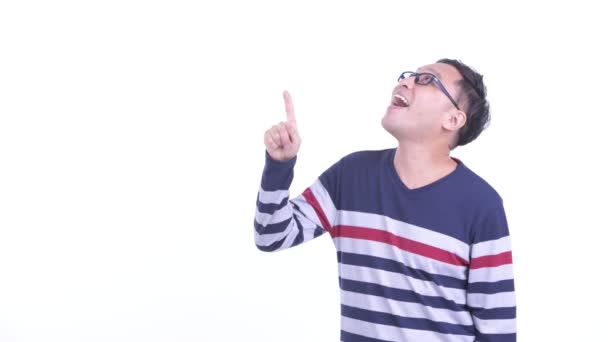 Gelukkig Japans hipster man denken en naar boven wijzend — Stockvideo