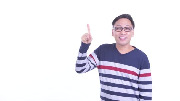 Heureux japonais hipster l'homme parler tout en pointant vers le haut — Video