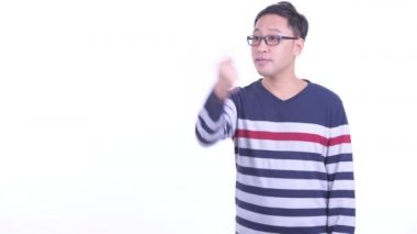 Mutlu Japon hipster adam parmaklarını şıklatma ve şaşırmış görünümlü