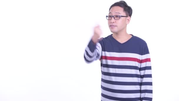 Mutlu Japon hipster adam parmaklarını şıklatma ve şaşırmış görünümlü — Stok video
