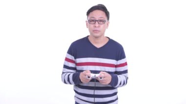 Yorgun Japon hipster adam oyun oynarken ve uykuya dalma