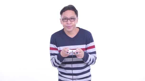 Feliz japonés hipster hombre jugando juegos y ganando — Vídeo de stock