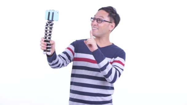 Heureux japonais hipster homme vlogging avec téléphone — Video
