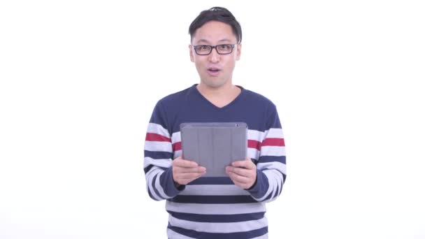 Heureux japonais hipster homme parler tout en utilisant tablette numérique — Video