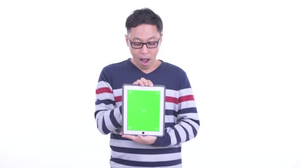 Счастливый японский хипстер показывает цифровую тарелку и получает хорошие новости — стоковое видео