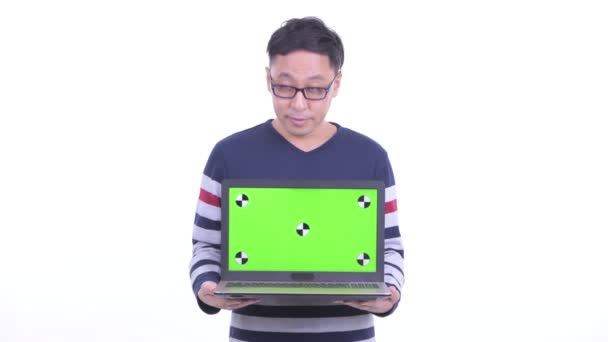 Feliz japonês hipster homem pensando ao mostrar laptop — Vídeo de Stock