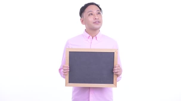 Ευτυχισμένος Ιάπωνας επιχειρηματίας μιλάει ενώ κρατά μαυροπίνακα — Αρχείο Βίντεο
