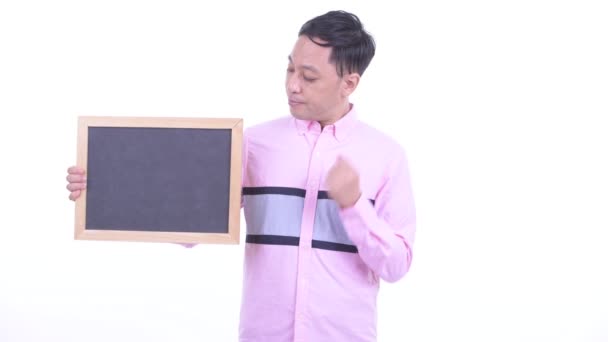 Ευτυχισμένος Ιάπωνας επιχειρηματίας κρατώντας τον μαυροπίνακα και δίνοντας τους αντίχειρες — Αρχείο Βίντεο