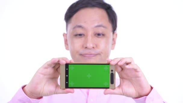 Face of Happy japanska affärsman tänkande när du visar telefon — Stockvideo