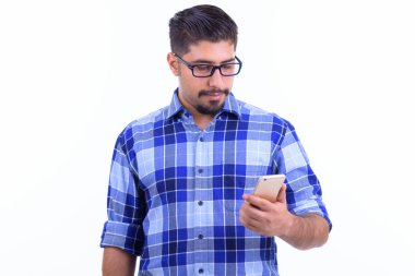 Yakışıklı sakallı Farsça hipster adam telefon kullanarak