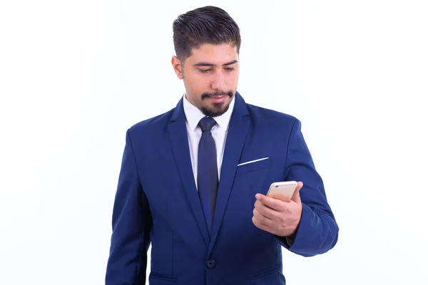Guapo barbudo hombre de negocios persa en traje usando el teléfono —  Fotos de Stock