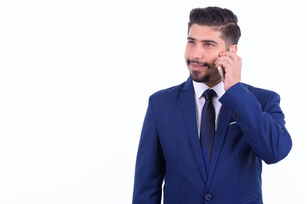 Šťastný vousatý obchodník si myslí, když mluví po telefonu — Stock fotografie