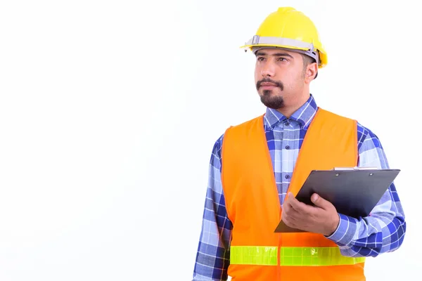 Bebaarde Perzische man bouwvakker denken tijdens het vasthouden van Klembord — Stockfoto