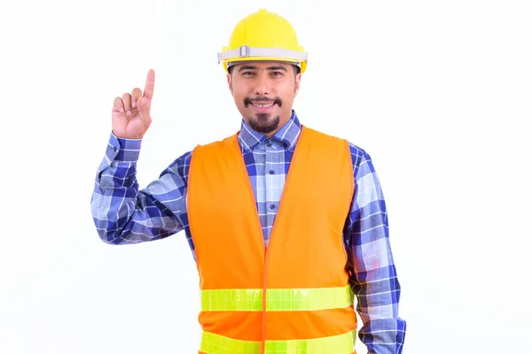 Счастливый бородатый перс строитель указывает вверх — стоковое фото