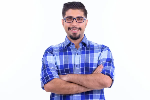 Feliz homem hipster persa barbudo sorrindo com os braços cruzados — Fotografia de Stock