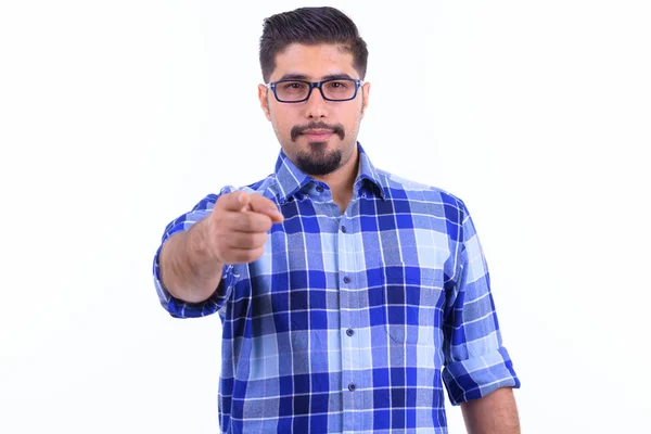 Schöner bärtiger persischer Hipster, der in die Kamera zeigt — Stockfoto