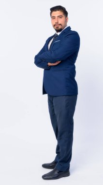 Sakallı İranlı işadamının tam vücut çekim profil görünümü kameraya bakıyor