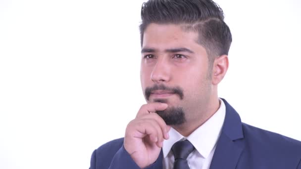 Mutlu sakallı İranlı işadamının yüzü düşünüp yukarı bakıyor — Stok video