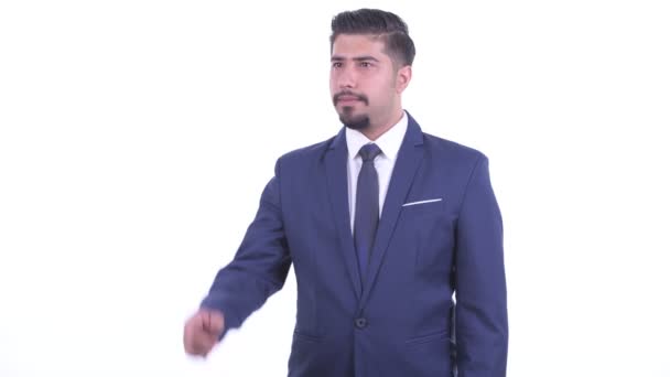 Ευτυχισμένος μουσάτος περσικός επιχειρηματίας που σημαδεύει με δάχτυλο και σκηνοθεσία — Αρχείο Βίντεο